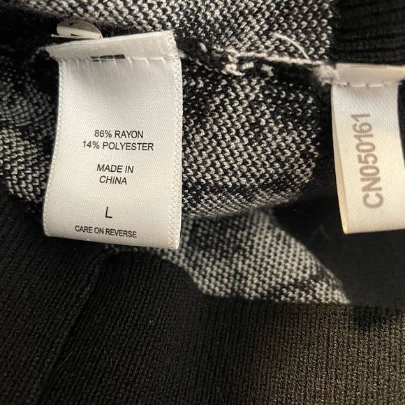 New York & Company Black &White Window Pane Open Bell Sleeve Sweater Size Large - Picture 4 of 11